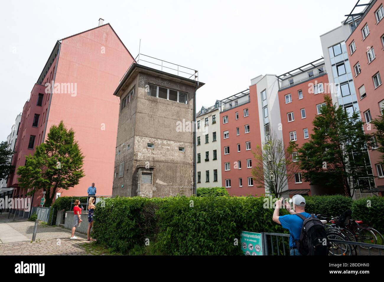 10.06.2019, Berlin, , Deutschland - Europa - der ehemalige DDR-Wachturm des Befehlspostens Kieler Eck im Bezirk Mitte, umgeben von Wohnbui Stockfoto