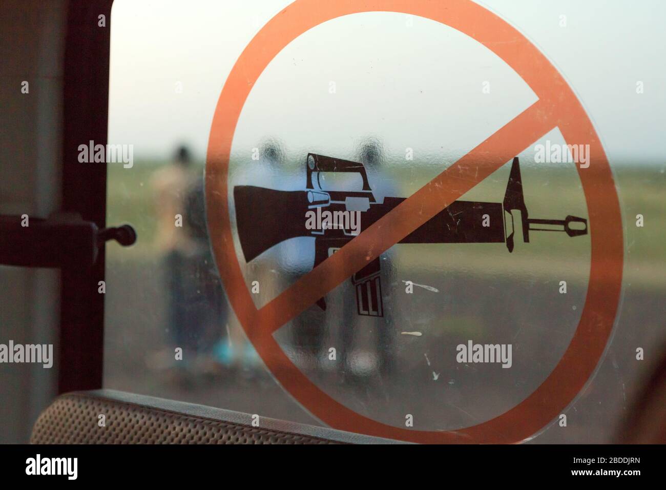 11.11.2019, Gode, Somali-Region, Äthiopien - kein Waffenschild an einem Autofenster festgeklemmt. M16 Maschinengewehr rot durchgestrichen. 00U191111D097CAROEX.JPG [MODELL Stockfoto