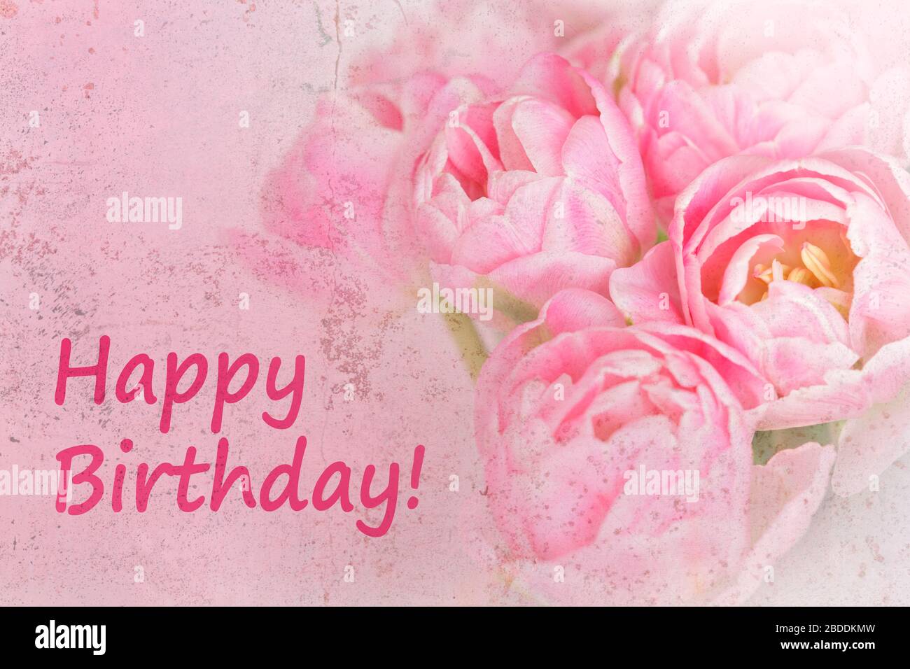 Vorlage für nostalgische Grußkarten. Rosa Blumen mit Text: Alles gute zum Geburtstag, verängstigter Grunge-Effekt. Stockfoto
