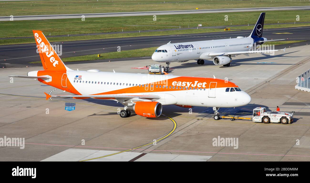 11.02.2020, Düsseldorf, Nordrhein-Westfalen, Deutschland - easyJet, Airbus A320-214 und Lufthansa warten Airbus A321-231 auf t Stockfoto