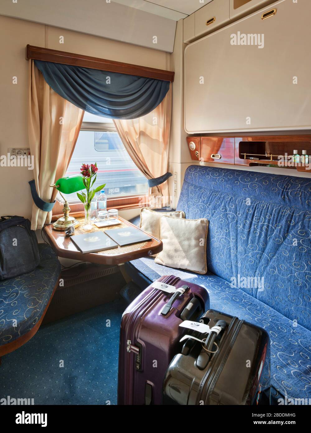 Abteil in einem luxuriösen Transsibirischen Express; Zugabteil; Fernzug; Schlafwagen Stockfoto