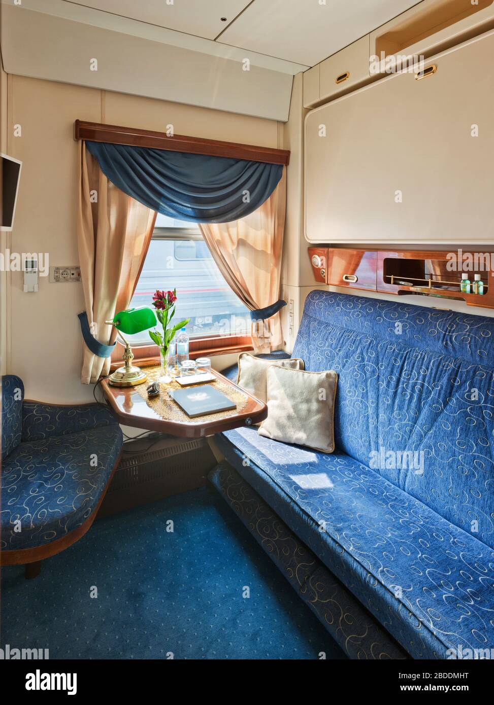 Abteil in einem luxuriösen Transsibirischen Express; Zugabteil; Fernzug; Schlafwagen Stockfoto