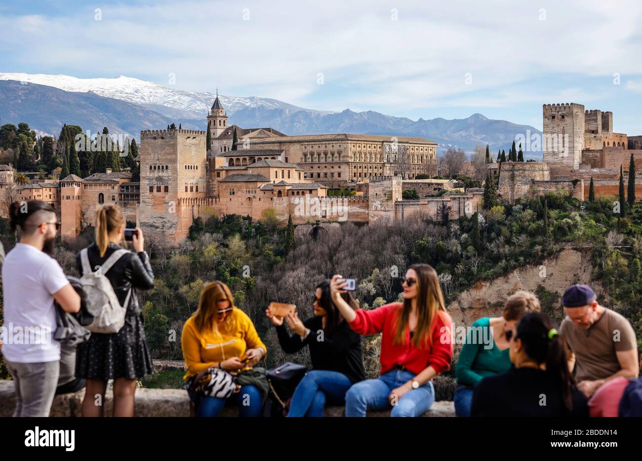 25.02.2020, Granada, Spanien - Touristen machen mit der Alhambra, der maurischen Burg Alhambra, den Nasrid-Palästen und dem Palast von Charles Fotos von sich Stockfoto