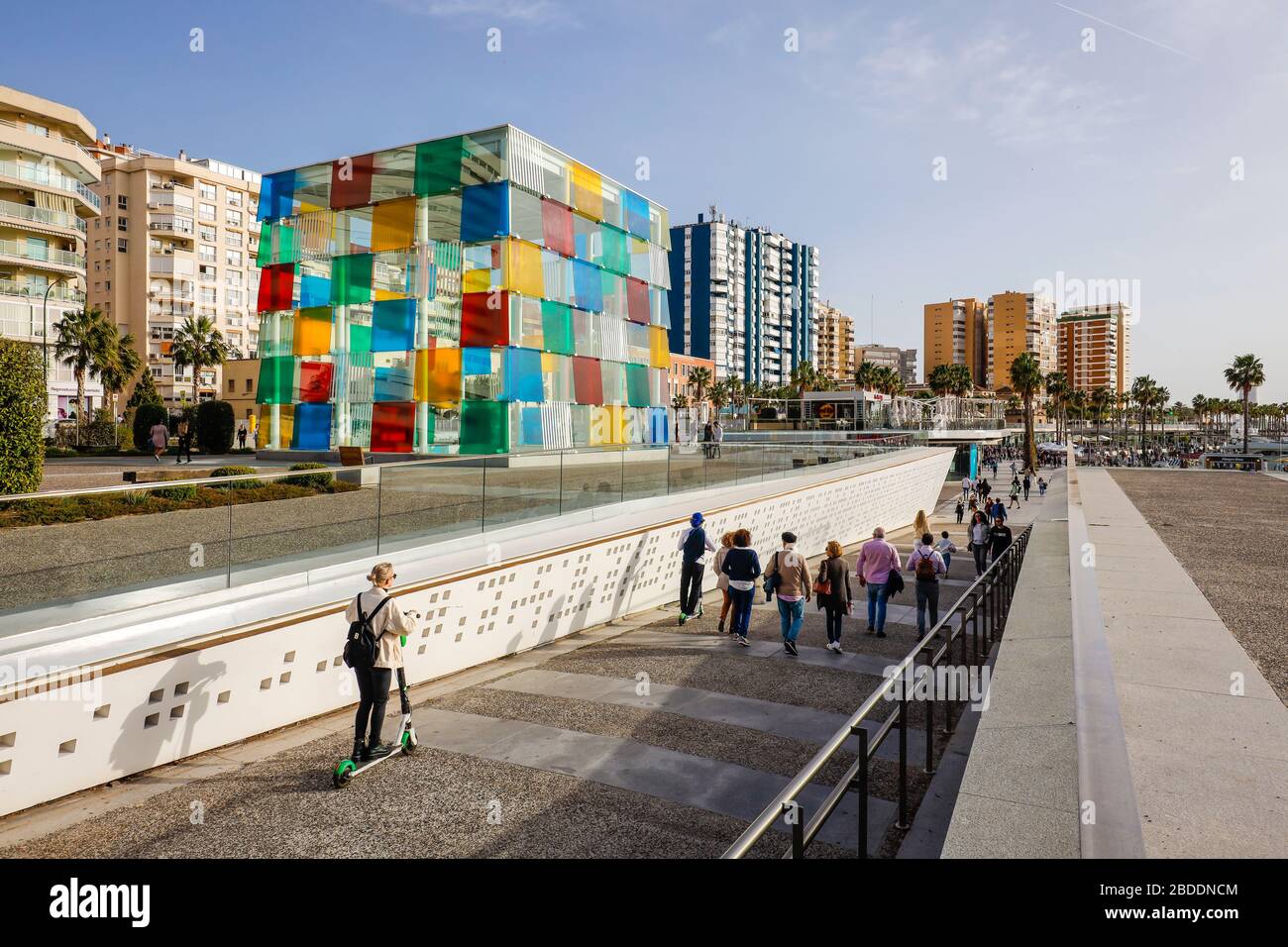 29.02.2020, Málaga, Spanien - Glaskubus des Centre Pompidou, New Harbour District mit der schicken Hafenpromenade Muelle Uno. 00X200229D163CAROEX. Stockfoto