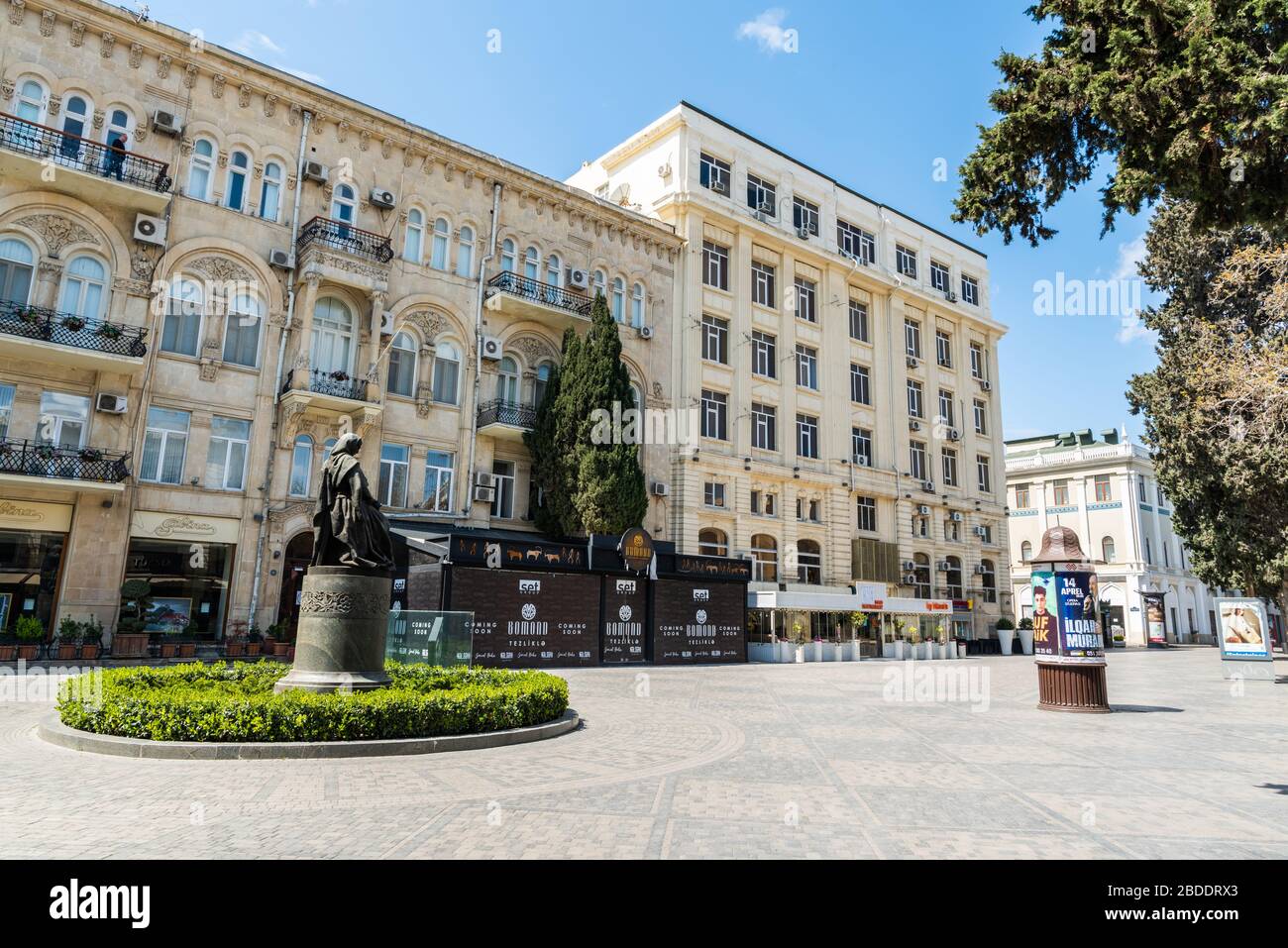 Baku, Aserbaidschan - 8. April 2020. Blick auf die menschenleere Straße Mammadamin Rasulzada in Baku, mit Natavan-Denkmal, nach Quarantänemaßnahmen Impos Stockfoto