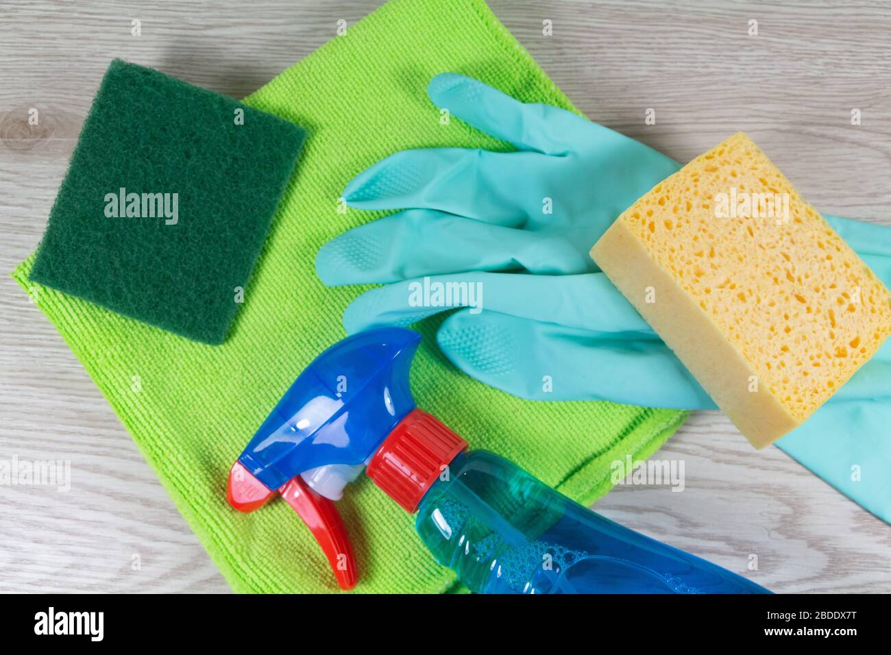 Mikrofaserbekleidung, Schwamm, Scheuerpolster, Spray und Gummihandschuh Stockfoto