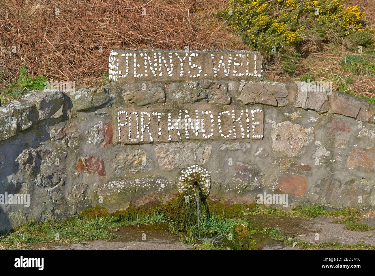 JENNYS WELL PORTKNOCKIE MORAY SCOTLAND WASSER, DAS AUS DEM AUSLAUF STRÖMT Stockfoto