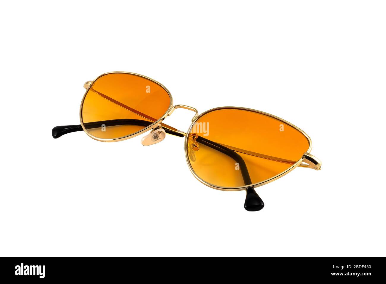 Orangefarbene Sonnenbrille mit goldenem Umhang, isoliert auf weißem Hintergrund, gefaltete Seitenansicht Stockfoto
