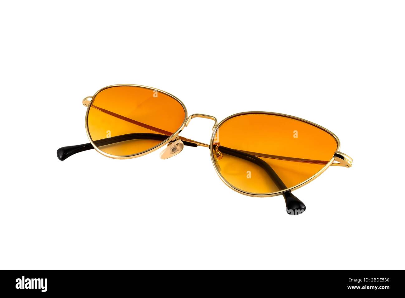Orangefarbene Sonnenbrille mit goldenem Umhang, isoliert auf weißem Hintergrund, gefaltete Seitenansicht Stockfoto
