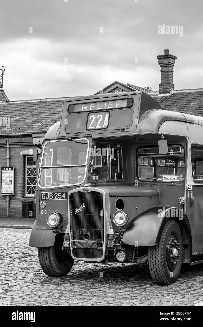 Schwarz-Weiß-Vorderansicht des Vintage-Busses vor dem Kidderminster Vintage-Bahnhof auf der historischen Dampfeisenbahn Severn Valley, Großbritannien. Stockfoto