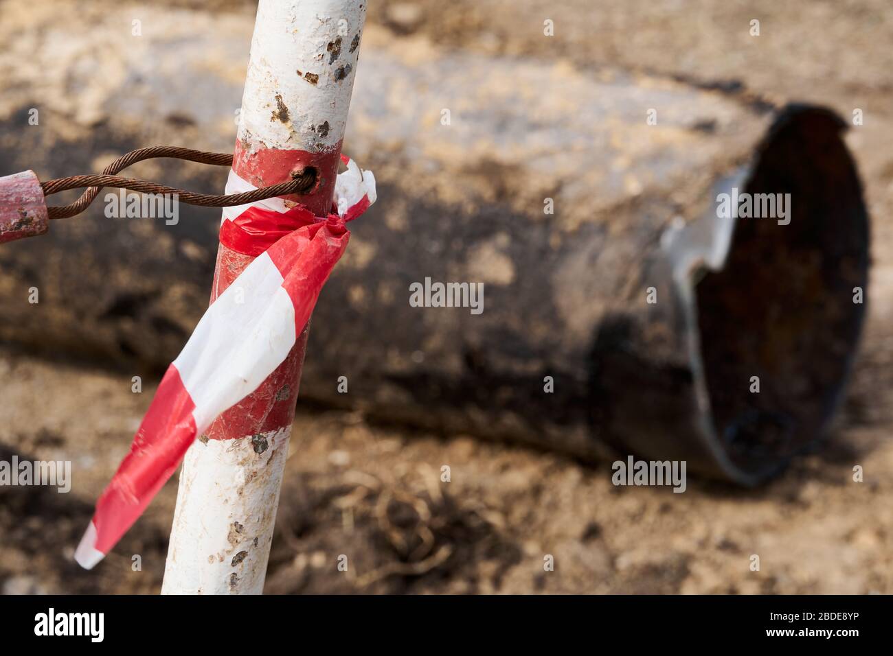 Reparatur und Austausch der Hauptleitung von Heizungsanlagen, Fernwärmeleitungen, Wasserversorgung oder Kanalisation in der Stadt, Entfernung alter Rohre und Sanierung Stockfoto