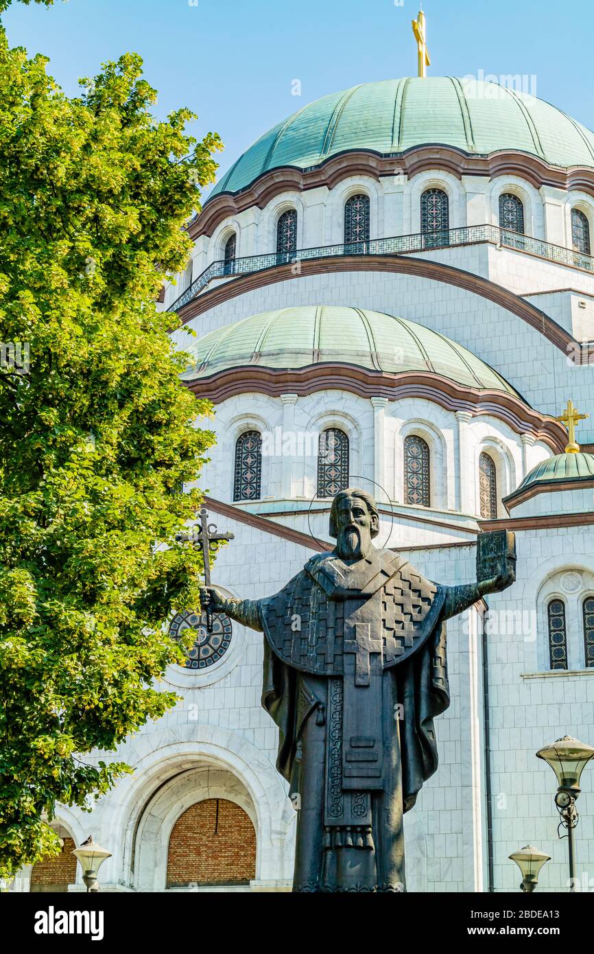 Statue des Heiligen Sava vor der riesigen orthodoxen Kirche in seinem Namen, im 20. Jahrhundert im byzantinischen Stil erbaut. Belgrad, Serbien. Mai 2017. Stockfoto