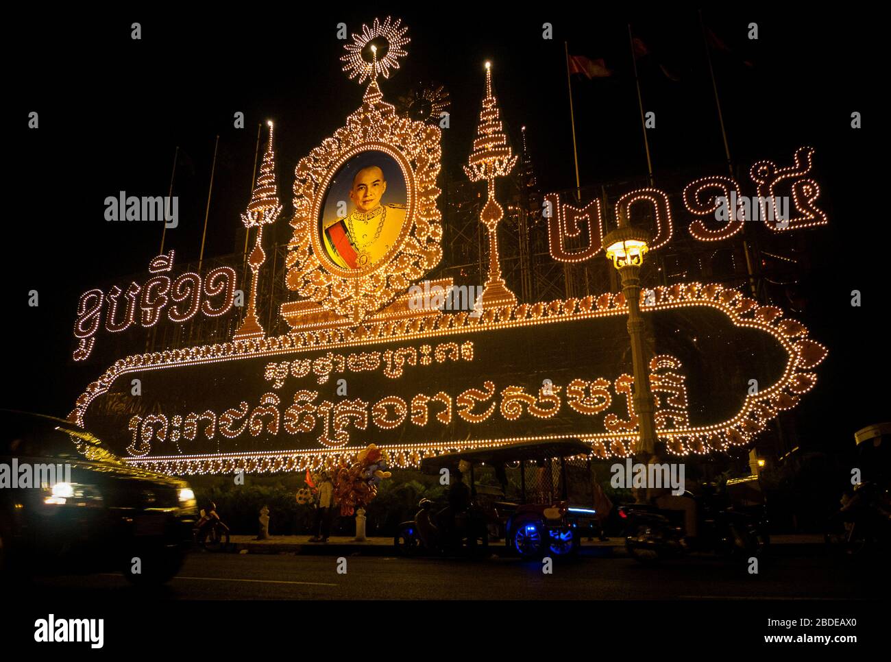 Phnom Penh, Kambodscha, Asien, 23.02.2016: Beleuchtetes Porträt des Königs von Kambodscha, Norodom Sihamoni Stockfoto