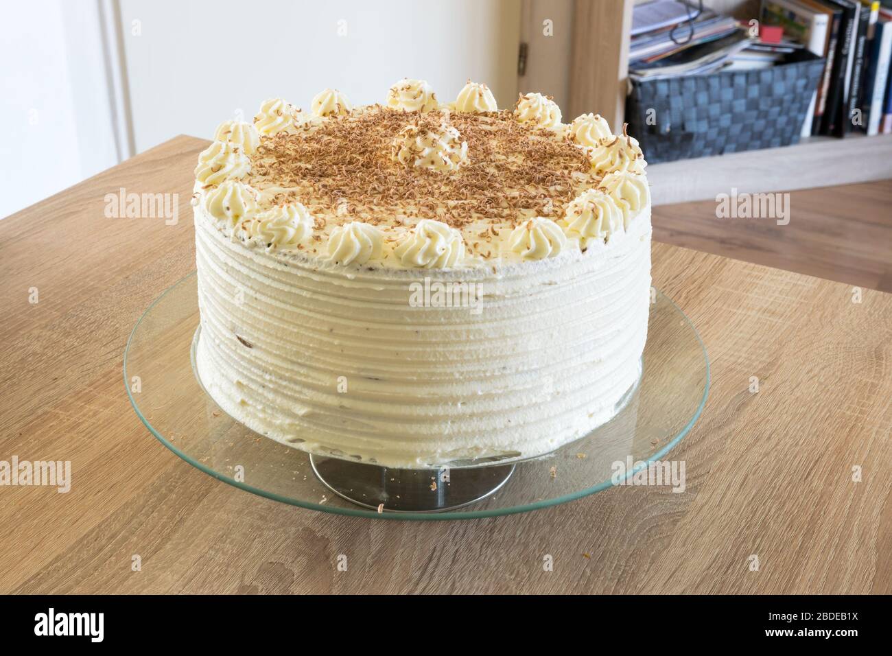 Tiramisu-Sahnetorte mit Schlagsahnetüffeln und geschälter Schokolade Stockfoto