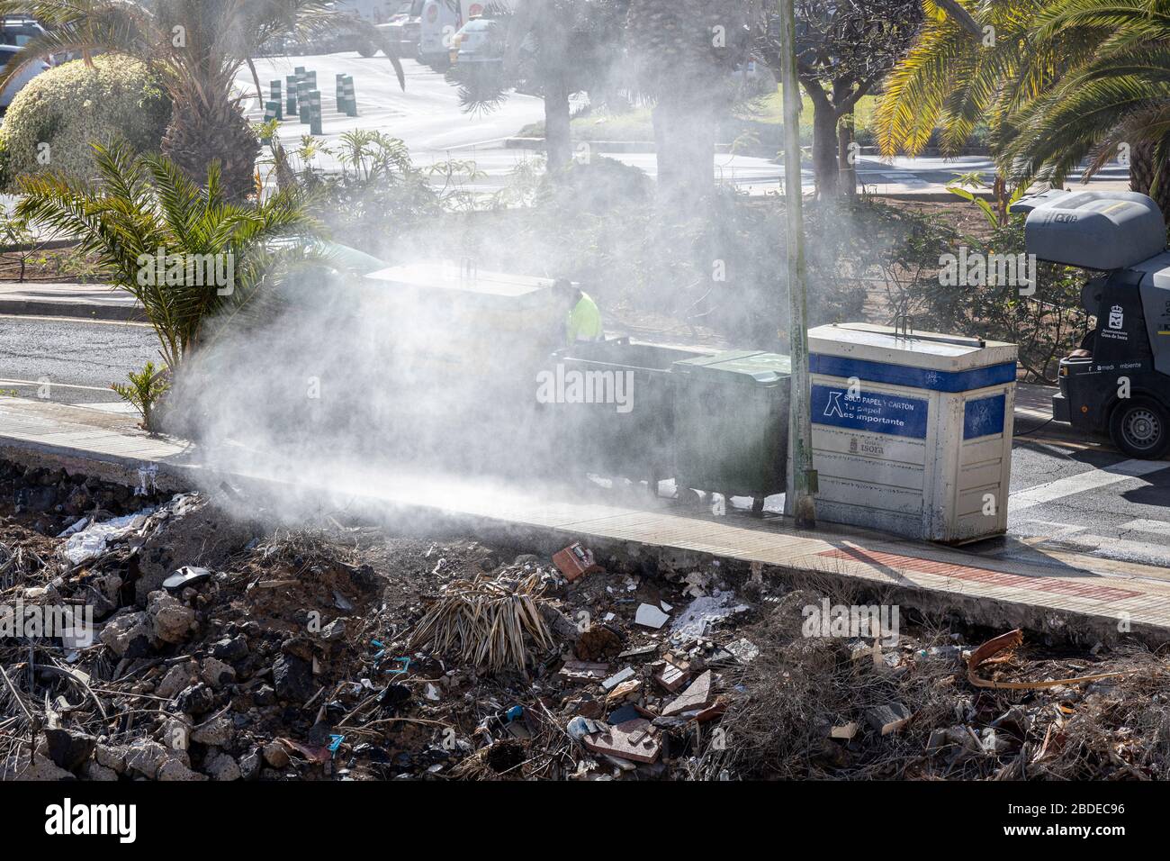 Mitarbeiter des Rates mit Jet-Waschanlage, Reinigung und Desinfektion der Mülltonnen, Playa San Juan, Tenera, Kanarische Inseln, Spanien Stockfoto