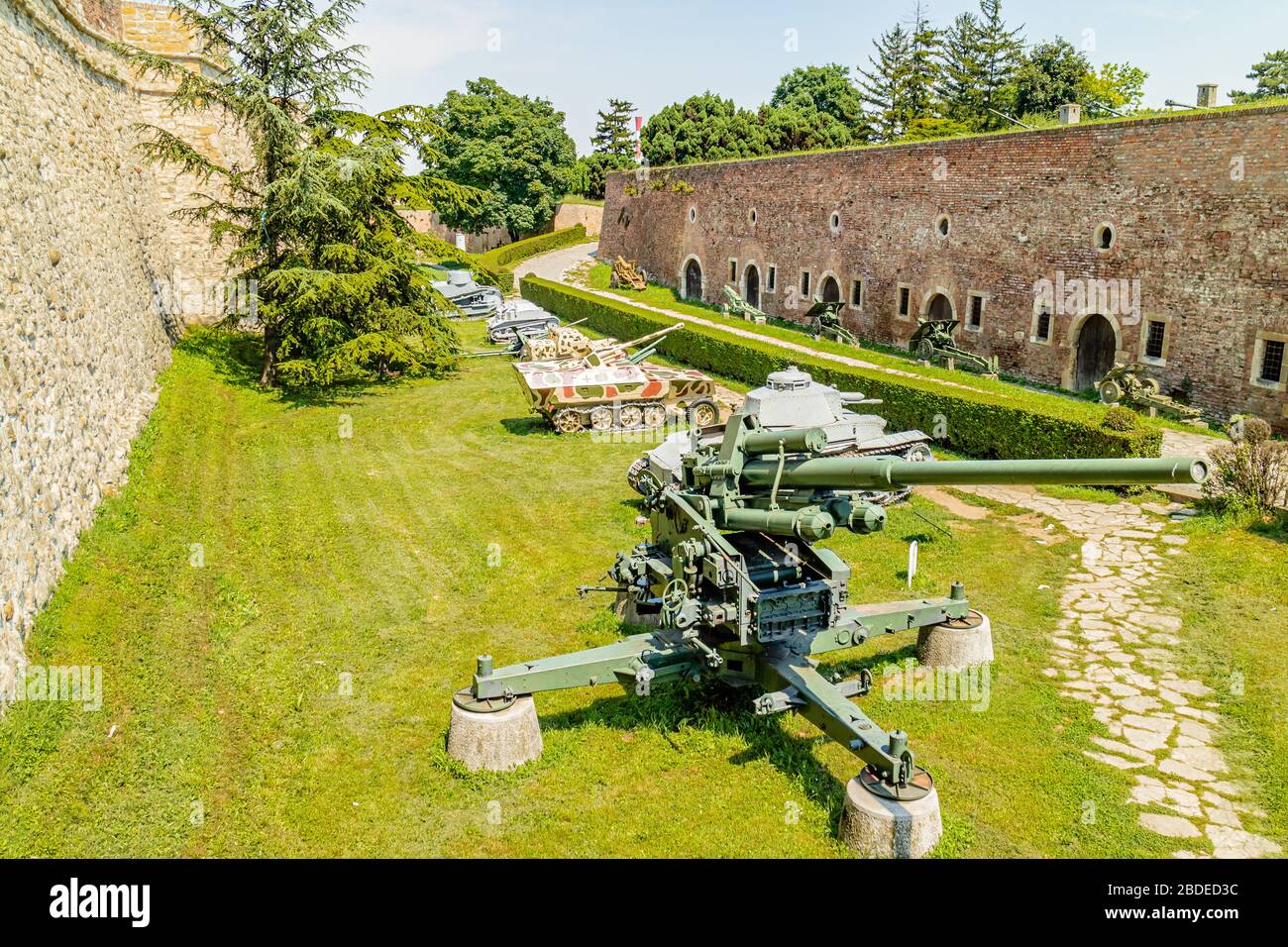 Waffen im Militärmuseum in der Festung Kalamegdan, Belgrad, Serbien. Mai 2017. Stockfoto