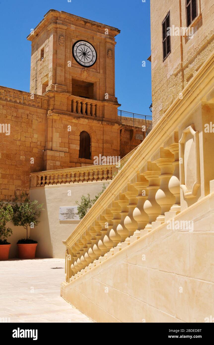Der alte Uhrturm der Zitadelle und die Gerichte der Justiz, rechts, auf dem historischen Cathedral Square, Victoria, der Hauptstadt von Gozo, Malta. Stockfoto