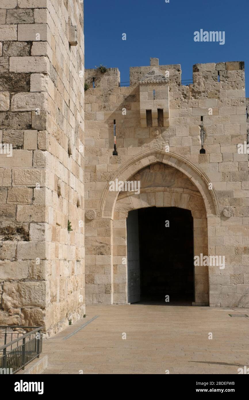 Blick auf das Jaffa-Tor oder Bab al-Khalil, eines der acht Tore der osmanischen Mauern der Altstadt, erbaut im 16. Jahrhundert vom türkischen Sultan Suleiman, dem herrlichen Jerusalem Israel Stockfoto