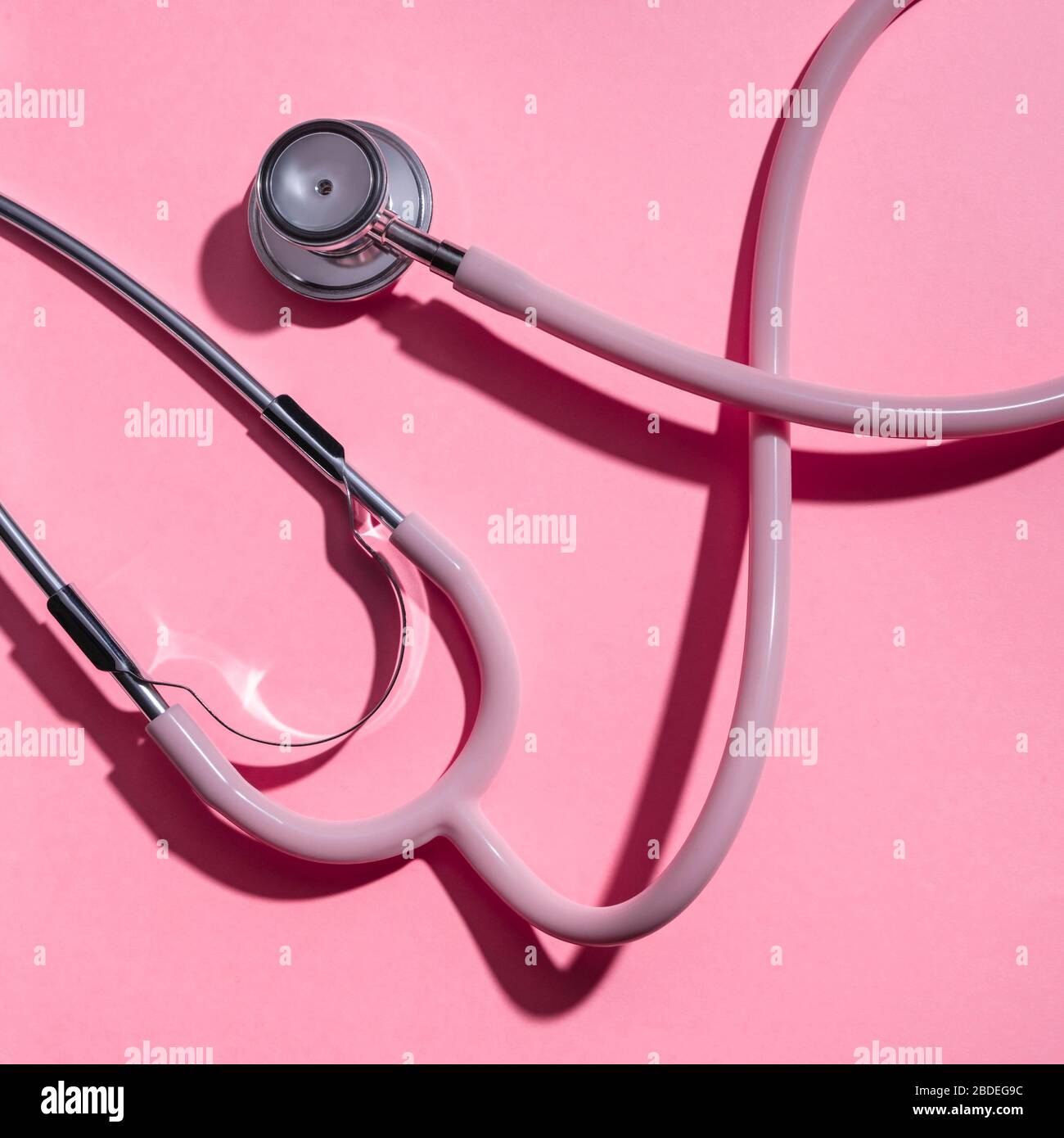 Stethoskop auf rosa Hintergrund Stockfoto
