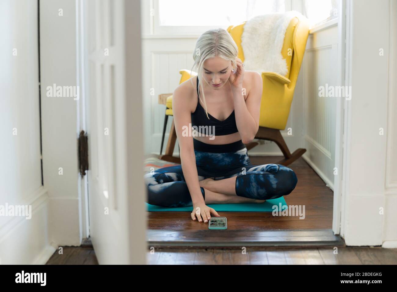Frau arbeitet zu Hause mit Live-Stream am Telefon Stockfoto