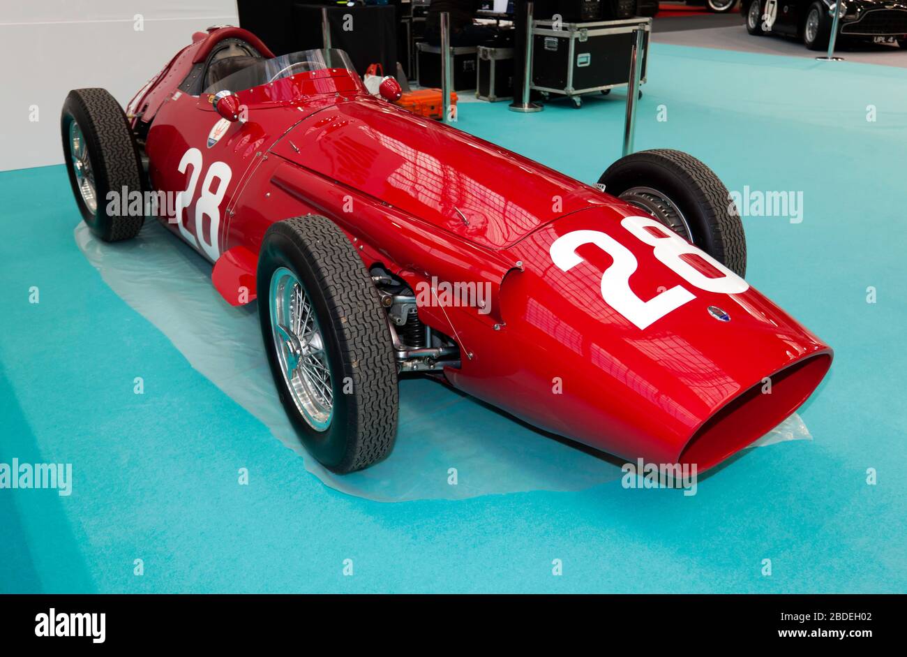 Dreiviertel Rückansicht eines Red, 1956, Maserati 250F, gefahren, in der Zeit von Sir Stirling Moss, auf der London Classic Car Show 2020 Stockfoto