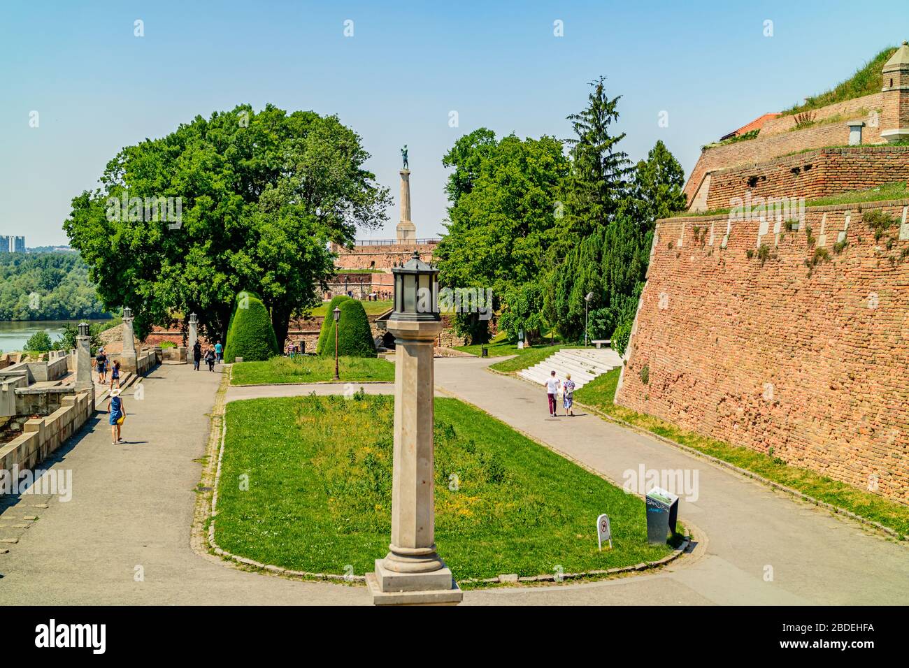 Das Wahrzeichen Kalamegdan Park in der alten Kalamegdan Festung, mit der Statue der Victor im Hintergrund. Belgrad, Serbien. Mai 2017. Stockfoto