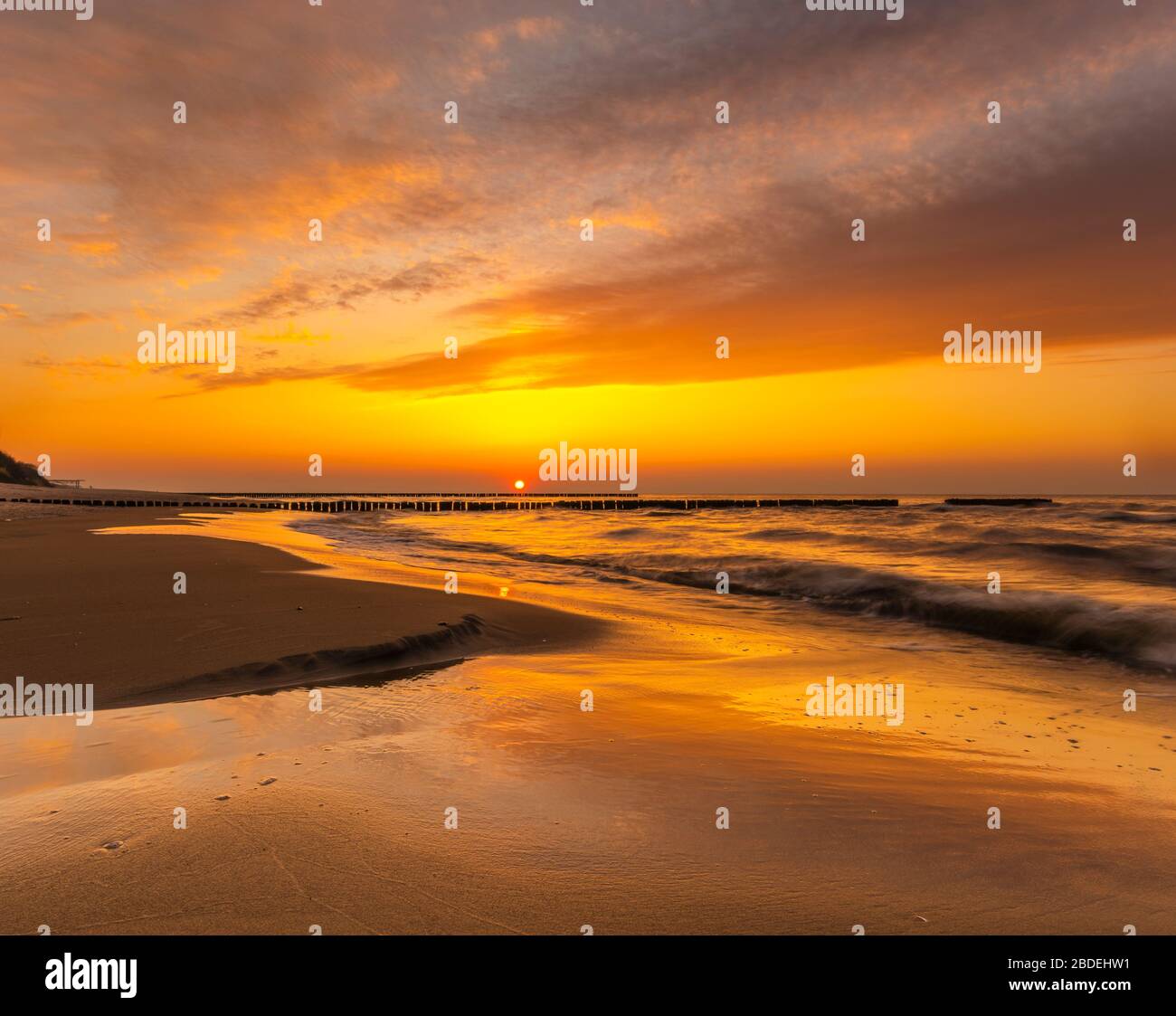 Schöner, farbenfroher Sonnenuntergang über der Ostsee Stockfoto