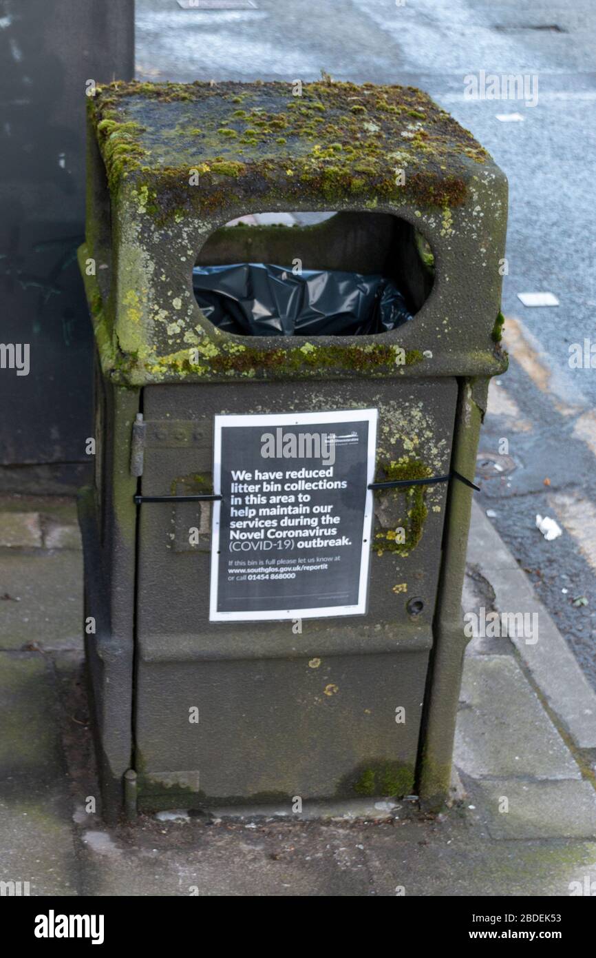 Bristol-April-2020-England - eine Nahansicht des öffentlichen Mülltonnenbehälters mit Schimmel und eine Coronavirus-COVID 19-Mitteilung auf der Seite Stockfoto