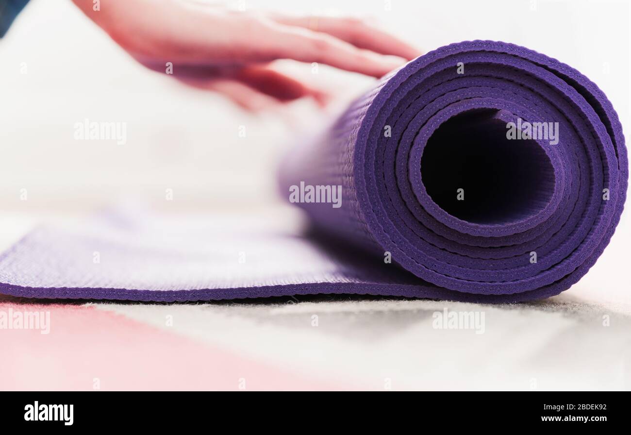 Handrollende Yogamatte für Frauen Stockfoto