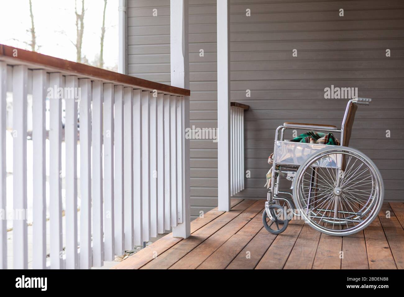 Leere wheelchairÂ auf der Veranda Stockfoto