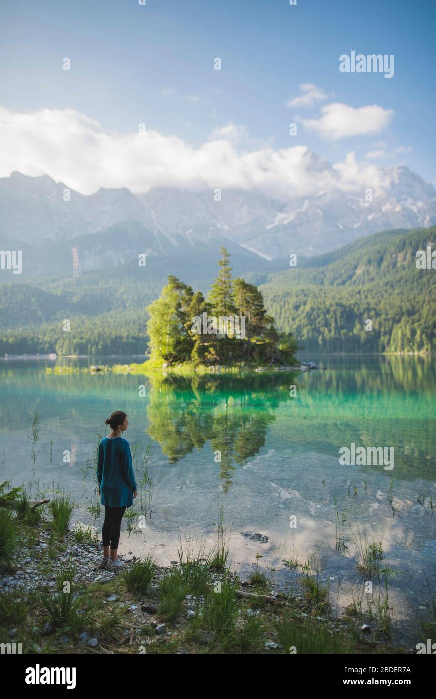 Deutschland, Bayern, Eibsee, Junge Frau am Ufer ofÂ EibseeÂ Sees in den bayerischen Alpen Stockfoto