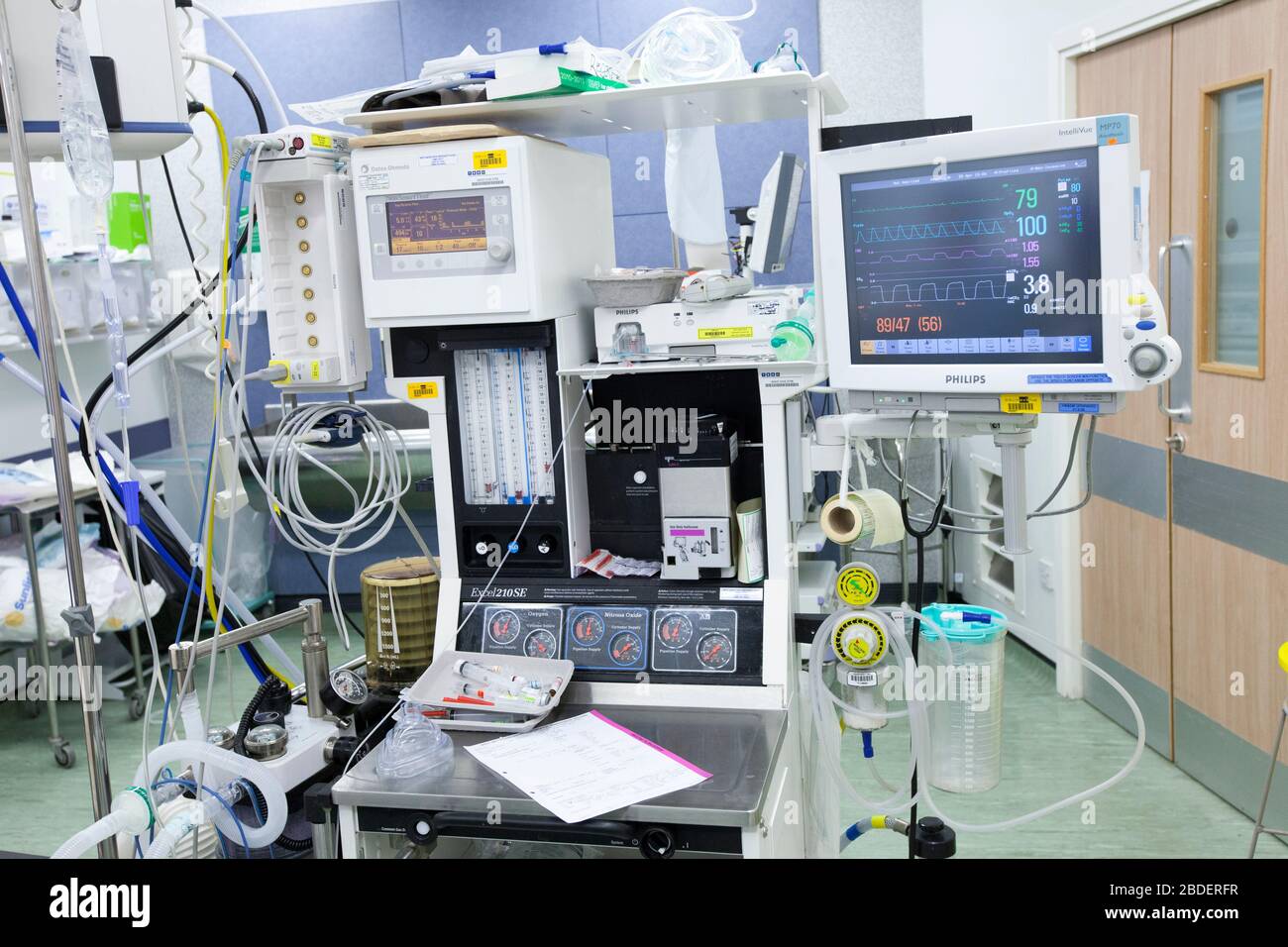 Monitore und medizinische Geräte in einem Operationssaal eines Krankenhauses. Ein Anästhesist würde den Fortschritt des Patienten mit diesen Maschinen überprüfen Stockfoto