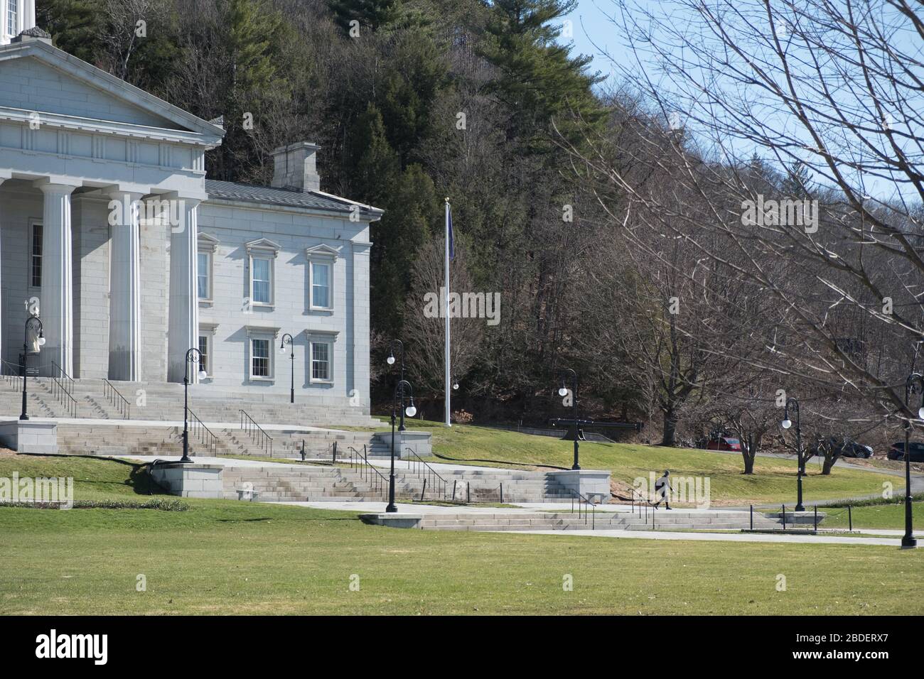 Vermont State House, Montpelier, VT, USA, Hauptstadt von Vermont, während des Aufenthalts - zu Hause Ordnung sieht verlassen Straßen und soziale Distanzierung in der Innenstadt. Stockfoto