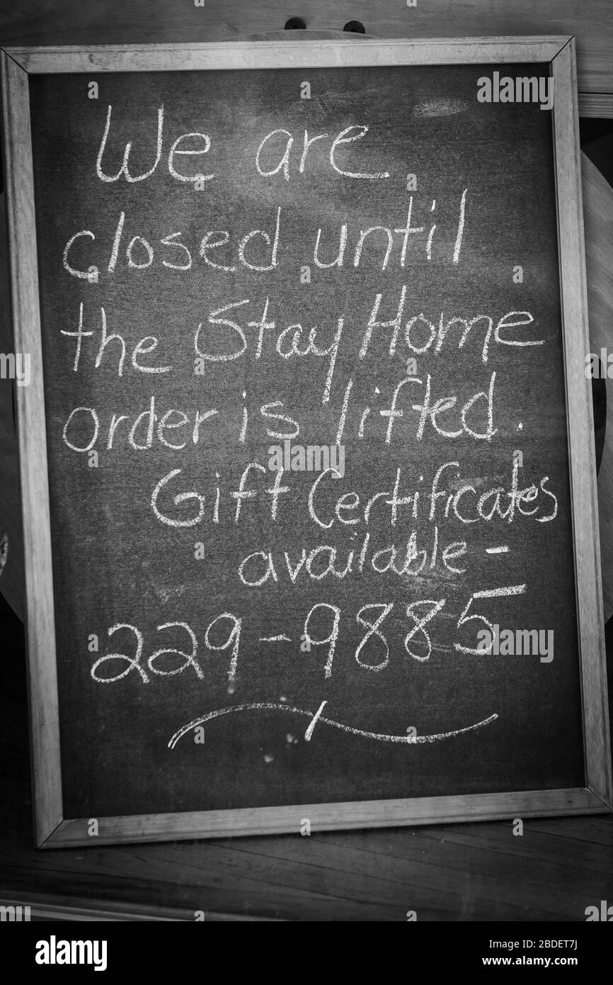 Montpelier, VT, USA, Hauptstadt von Vermont, während des Aufenthalts - zu Hause Ordnung sieht verlassen Straßen und soziale Distanzierung in der Innenstadt. Stockfoto