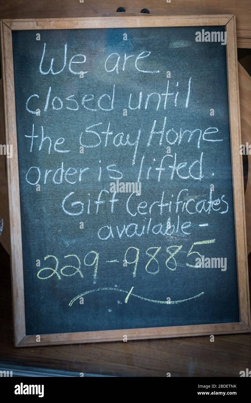 Montpelier, VT, USA, Hauptstadt von Vermont, während des Aufenthalts - zu Hause Ordnung sieht verlassen Straßen und soziale Distanzierung in der Innenstadt. Stockfoto