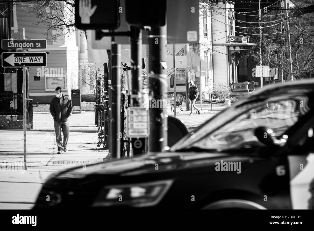 Fußgänger halten ihre Entfernung in der Innenstadt von Montpelier, VT, USA, der Hauptstadt von Vermont, während der staatlichen Hausbestellung sorgfältig ein. Stockfoto