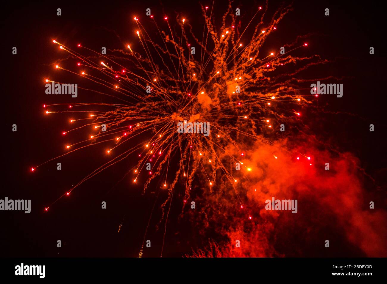 Rotes Feuerwerk bei Nacht Stockfoto