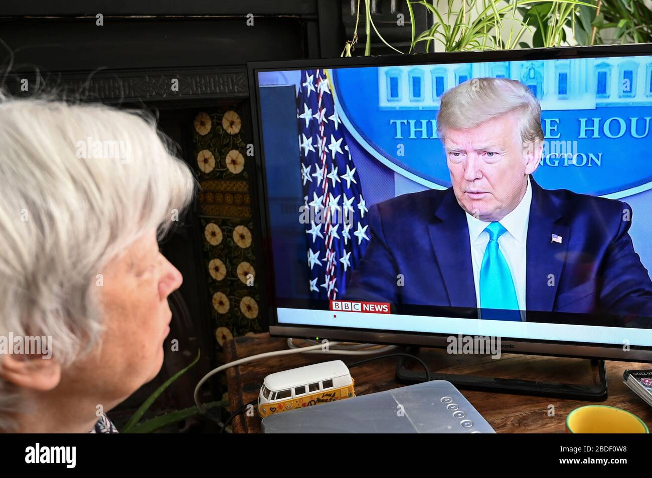Frau, die BBC News mit Präsident Trump beobachtet und eine Pressekonferenz vom Weißen Haus gibt. Stockfoto