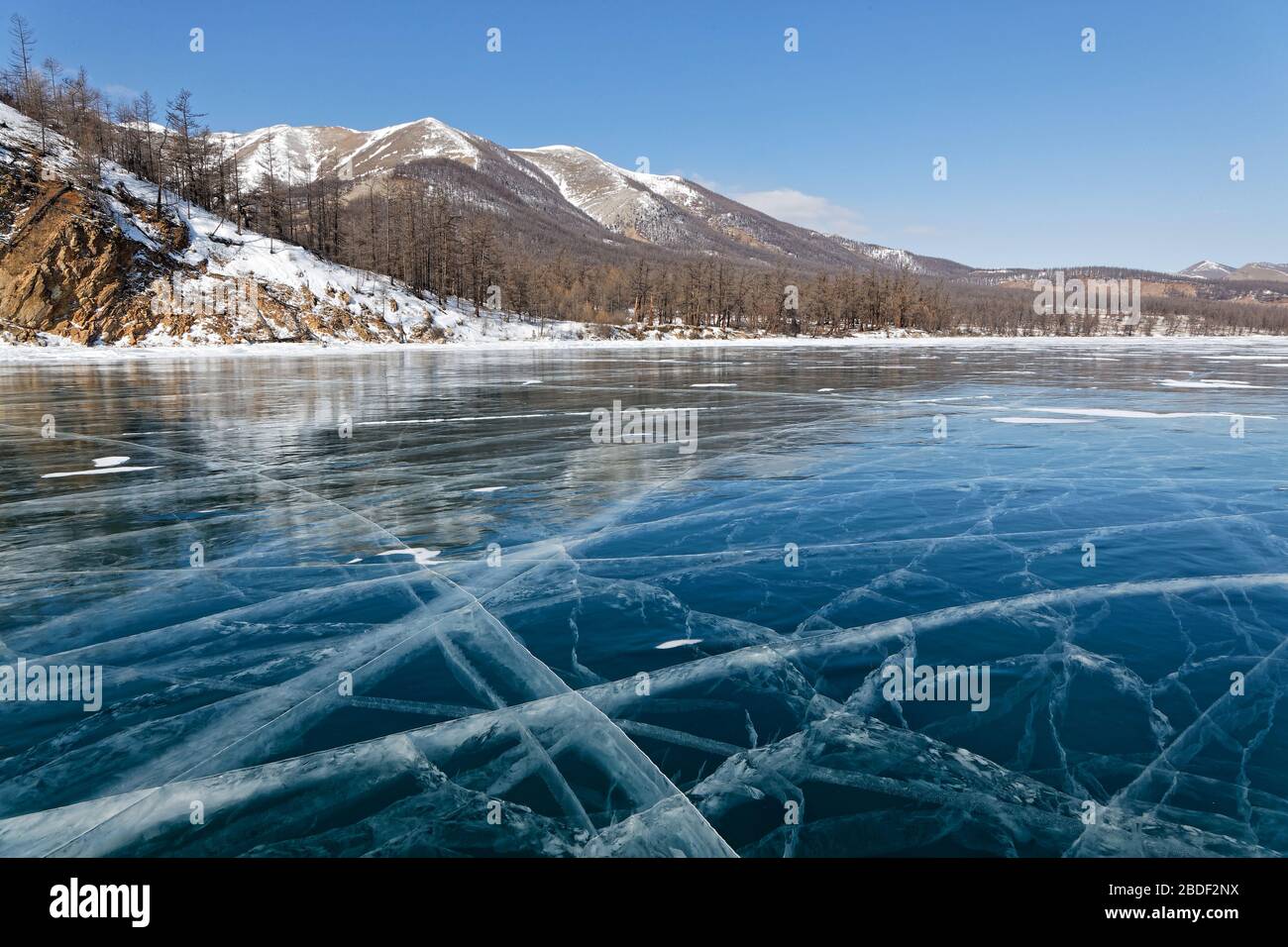 Landschaft von verschneiten Bergen von der Strecke auf dem Eissee, Khovsgol, Mongolia Stockfoto