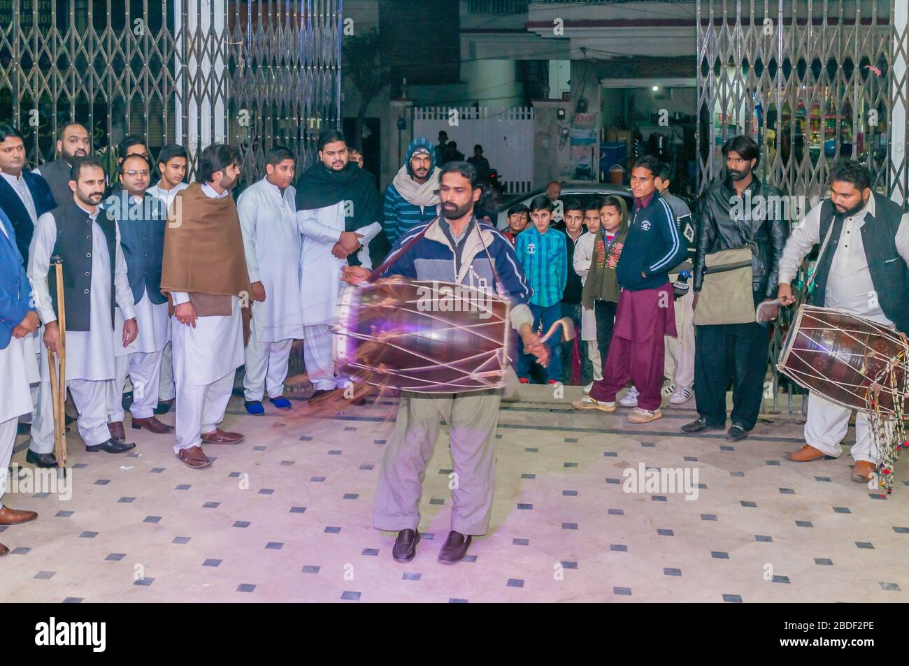 Spieler von Punjabi dhol auf der aMehndi Party sind die Feier vor der Hochzeit, Jhelum, Punjab, Pakistan Stockfoto