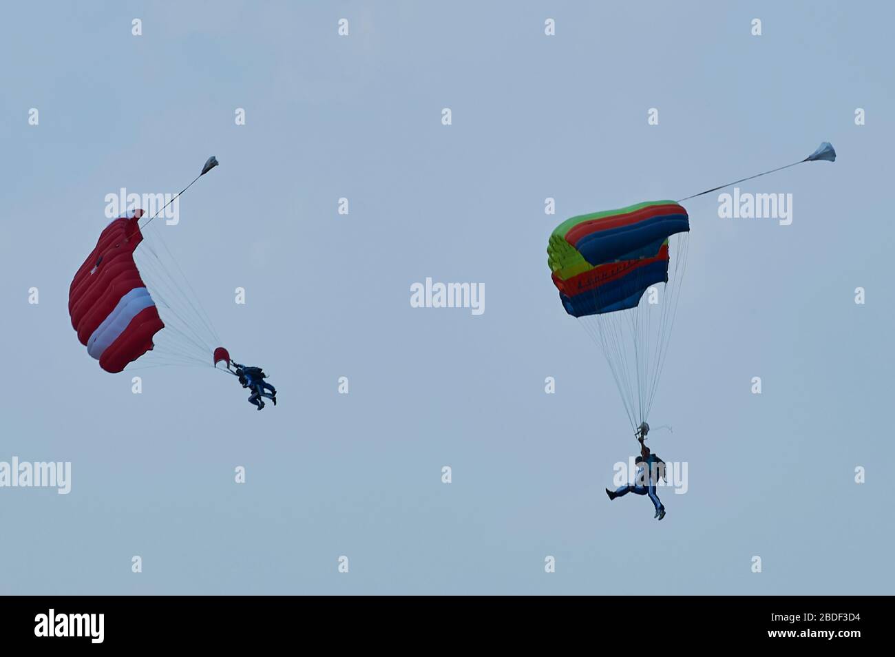 Fallschirmspringer eines Fallschirmzentrums auf einem kleinen Flugplatz bei Hamburg Stockfoto