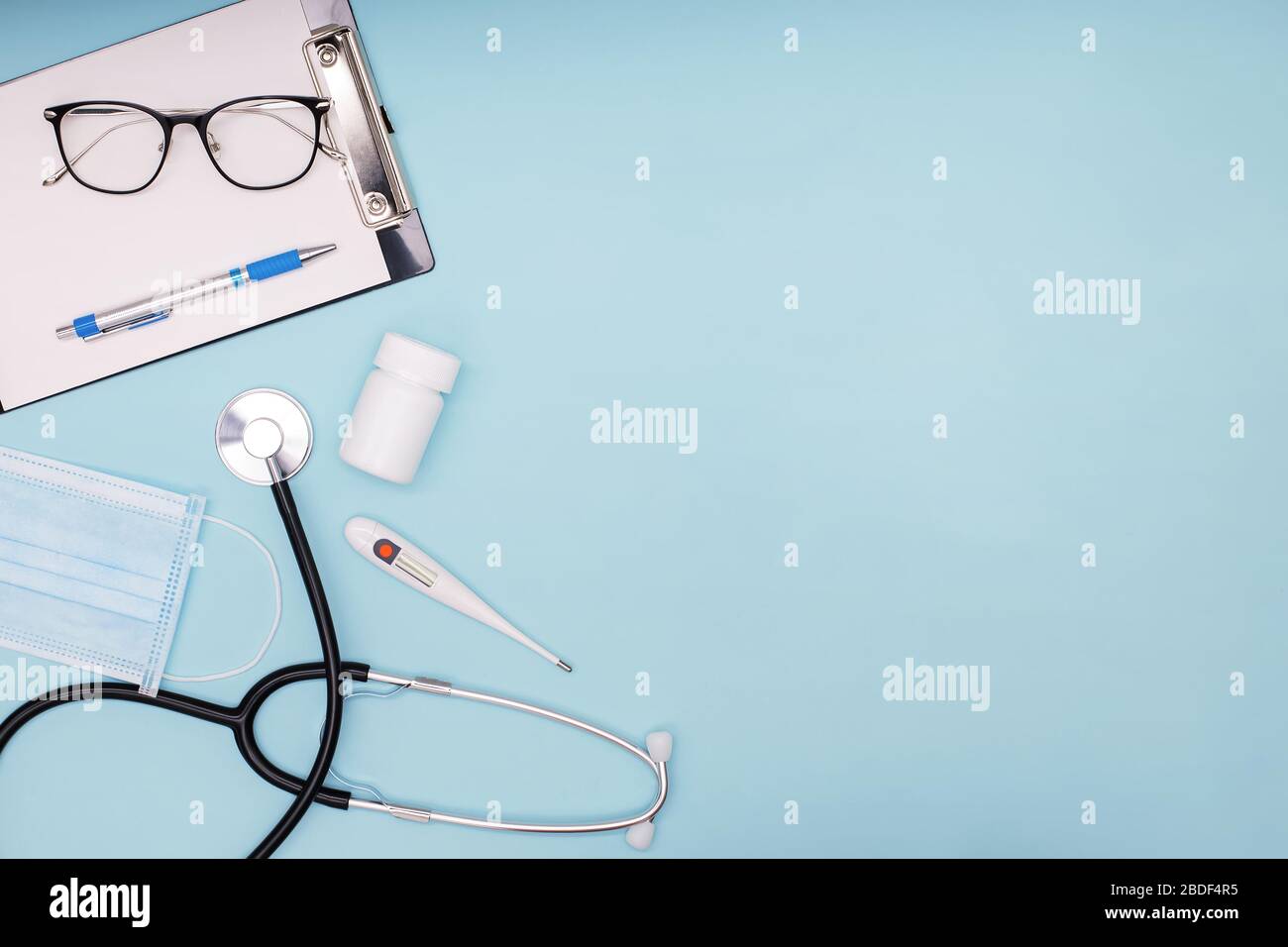 Phonendoskop, Thermometer, Brille, Pillen und andere Stockfoto