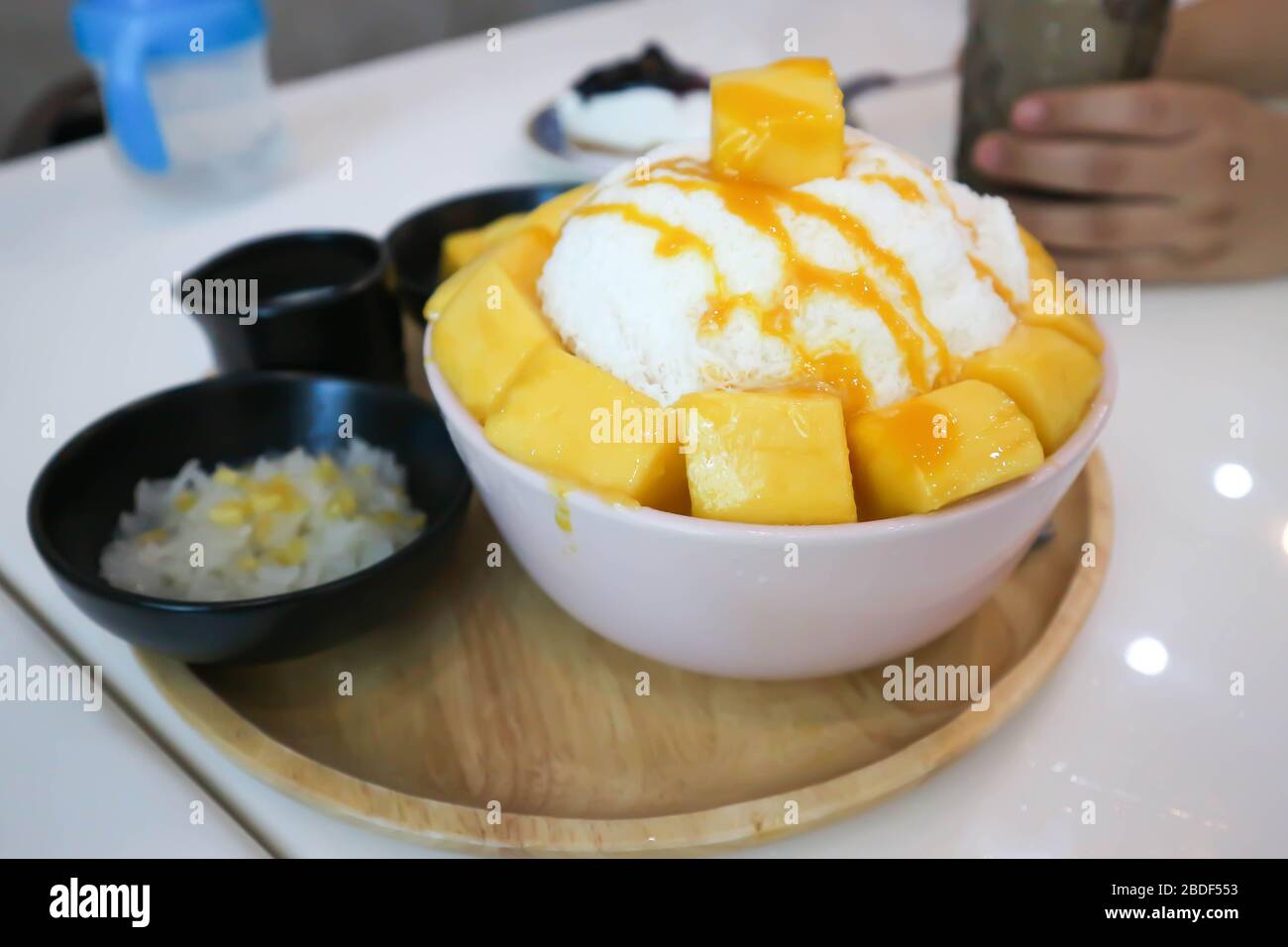 Rasieren Sie Eis, rasierte Eis oder Schneeflockeneis mit Mango-Topping Stockfoto
