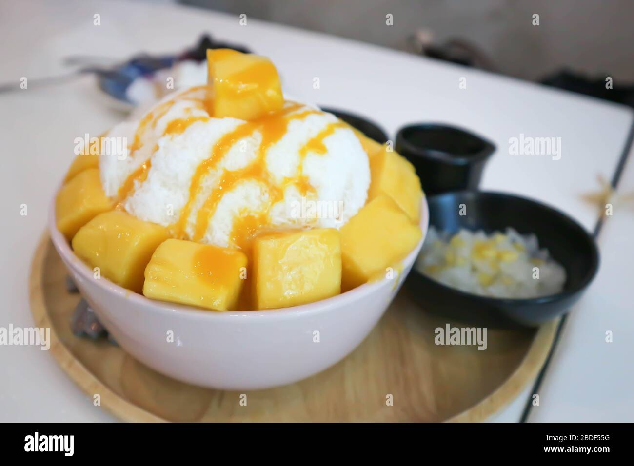 Rasieren Sie Eis, rasierte Eis oder Schneeflockeneis mit Mango-Topping Stockfoto