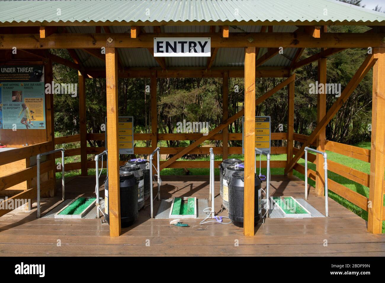 Eintritt mit Reinigungsausrüstung zum Schutz vor organischer Kontamination im Park, den Hunua Falls, dem Wairoa River, Hunua, der Region Auckland, Nordinsel Stockfoto