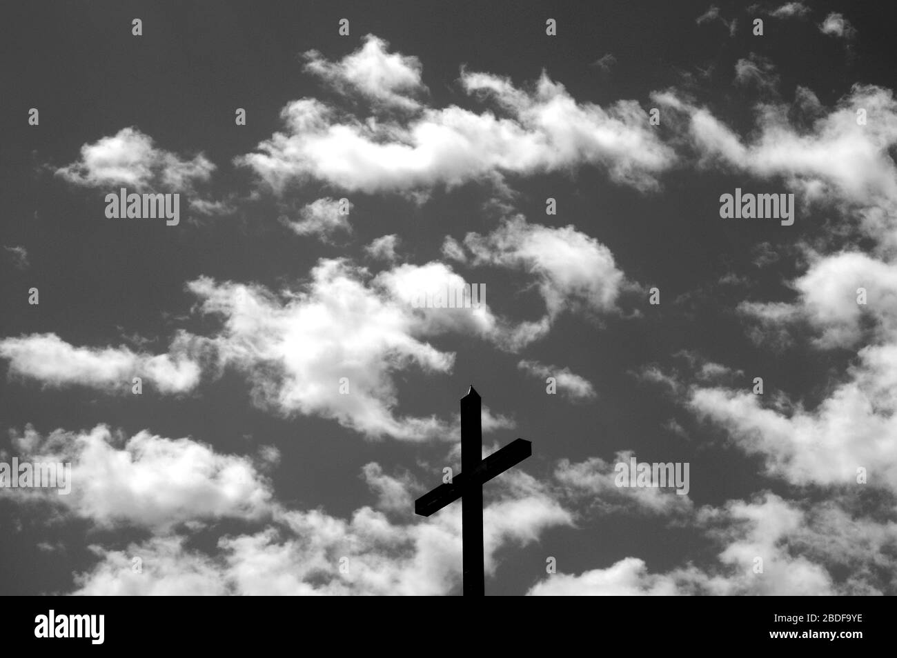 Kreuz gegen den Himmel Stockfoto