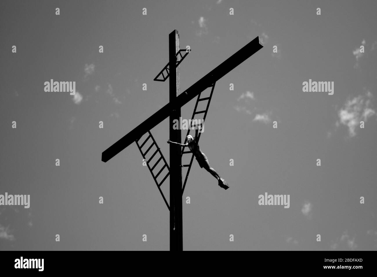 Kreuz gegen den Himmel Stockfoto