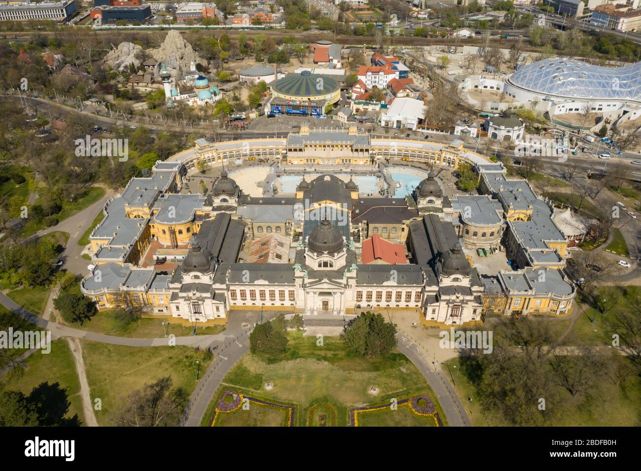 Leeres Reiseziel in Budapest, Ungarn. Der Stadtpark ist normalerweise voll, jetzt verlassen. Szechenyi Thermalbad und Schwimmbad. Coronavirus. Stockfoto