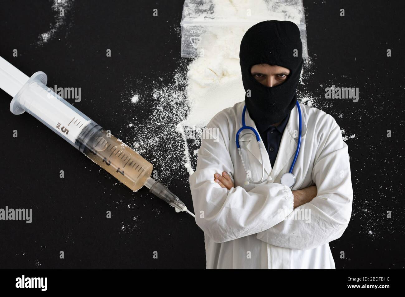 Arzt mit Diebemaske mit Drogen im Hintergrund. Konzept für medizinische Fehlpraktiken. Stockfoto