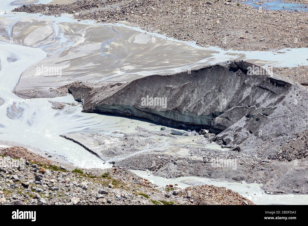 Der Zmutt-Gletscher / Zmuttgletscher nahe der Westseite des Matterhorns (Cervino). Moräne und Schmelzwasser von der Gletscherfront. Zermatt. Schweizer Alpen. Stockfoto